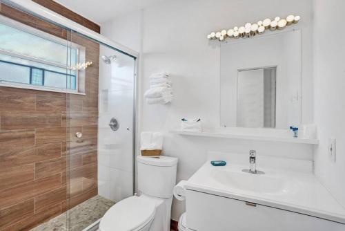 a bathroom with a toilet and a shower and a sink at Waves Beach Town Cozy Studio Apartment in Pompano Beach