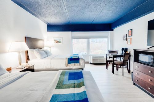 pokój hotelowy z dwoma łóżkami i telewizorem w obiekcie Hotel Downstreet w mieście North Adams