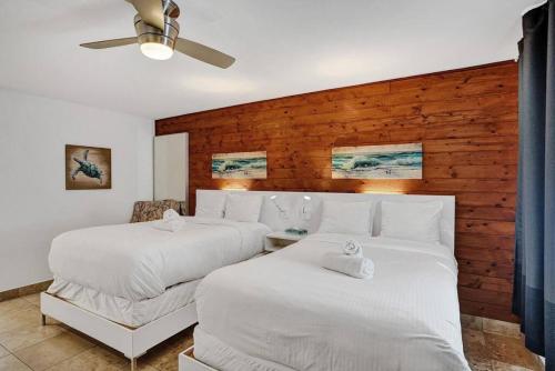 a bedroom with two beds and a ceiling fan at Waves Beach Town Cozy Studio Apartment in Pompano Beach