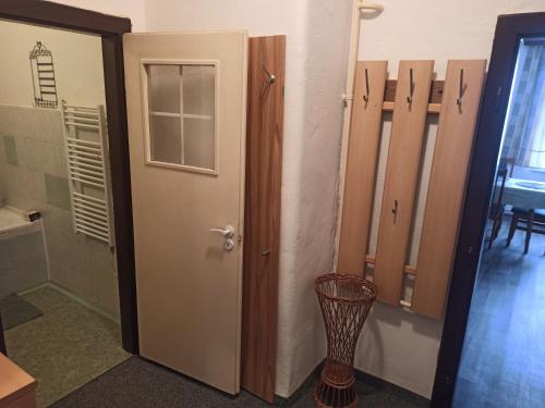 Zimmer mit einer Tür, einem Fenster und einem Stuhl in der Unterkunft Apartmán na Horské in Hostinné