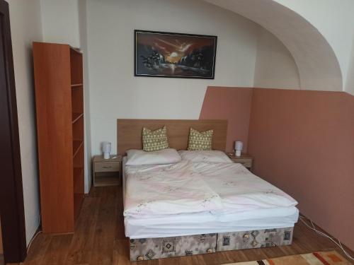 ein Schlafzimmer mit einem Bett in einem Zimmer in der Unterkunft Apartmán na Horské in Hostinné