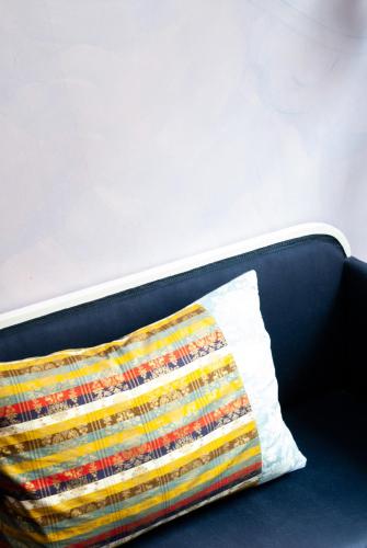 a pillow sitting on top of a couch at Hotel Tafelfreuden in Oldenburg