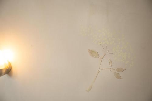a wall with a painting of a tree on it at Hotel Tafelfreuden in Oldenburg