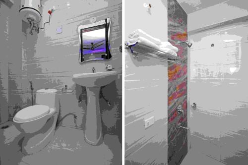 twee foto's van een badkamer met toilet en wastafel bij Airport T Palace in New Delhi