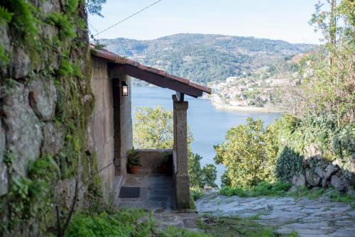 eine Treppe, die zu einem Gebäude mit Seeblick führt in der Unterkunft Casa da Torre, Porto Manso in Ribadouro