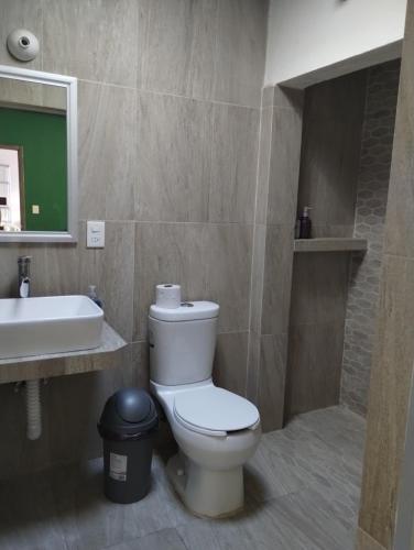 y baño con aseo y lavamanos. en Casa mami2, en Oaxaca City