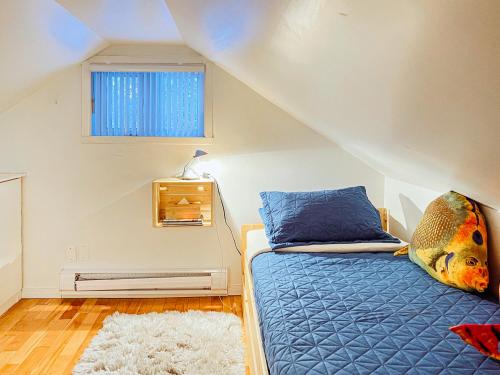 Un pat sau paturi într-o cameră la Blue Moon Exitchalets Laurentides Spa