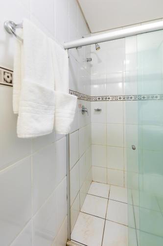 ポルト・セグロにあるHotel Adriatticoのバスルーム(シャワー、白いタオル付)