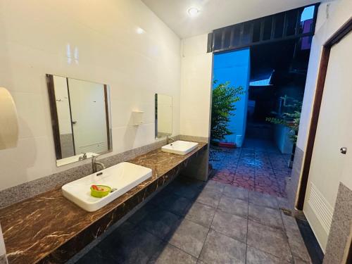 baño con 2 lavabos y espejo grande en Honey moon hostel, en Ban Khlong Mae Nam