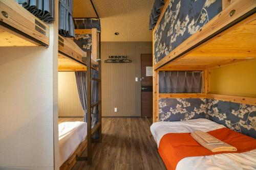 Cette chambre comprend 2 lits superposés et un couloir. dans l'établissement IKIDANE Cozy Hotel Haneda Airport - Vacation STAY 25840v, à Tokyo