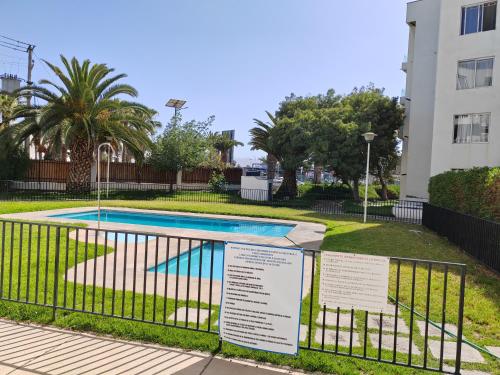 Pemandangan kolam renang di Arriendo Diario En La Serena atau berdekatan