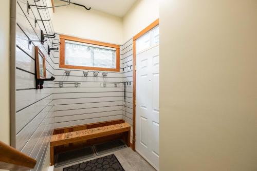 Et badeværelse på Granite Court by Outpost Whistler