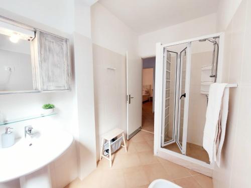 La salle de bains est pourvue d'une douche, d'un lavabo et d'un miroir. dans l'établissement Branco Sea Holiday Apartments, à Santa Maria