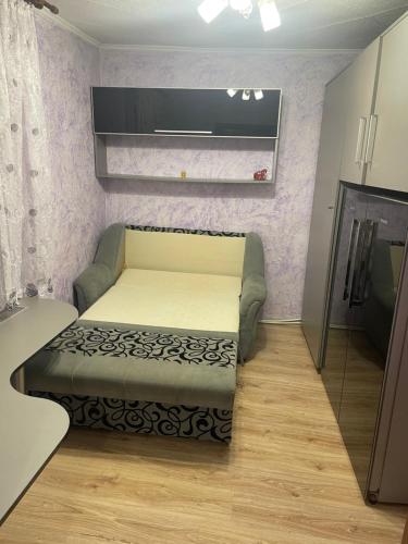 mały salon z kanapą w pokoju w obiekcie Домик для гриль и отдыха Телецентр w Kiszyniowie