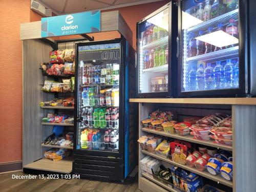 einen Laden mit Kühlschrank gefüllt mit vielen Getränken in der Unterkunft Clarion Pointe Greensboro Airport in Greensboro
