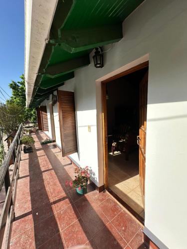 una puerta abierta de una casa con porche en Departamento Céntrico Estilo Centroeuropeo - FEPANGUS en Villa General Belgrano