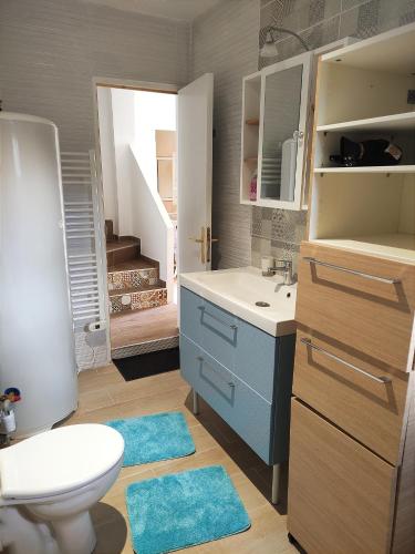 La salle de bains est pourvue d'un lavabo, de toilettes et d'un escalier. dans l'établissement Maison de vacances, à Bias