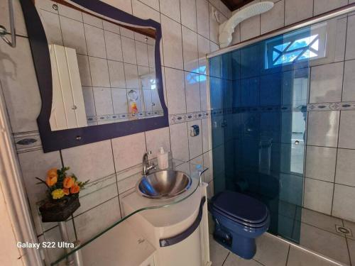 un piccolo bagno con lavandino e WC di Casa A Cammino di Venezia Hospedagem pra toda familia a Nova Veneza