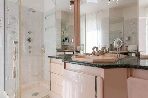a bathroom with a sink and a shower and a mirror at Villa spa hamman sauna Piscine 9 chambres in Juan-les-Pins