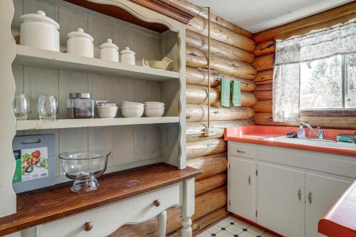 una cocina con encimera y fregadero en una cabaña de madera en Quiet Lander Cabin Rental on Quarter-Acre Land, en Lander