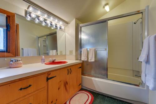 ein Bad mit einer Dusche, einem Waschbecken und einem Spiegel in der Unterkunft Lush Lander Apartment with Sunroom, Sauna and Grill! in Lander