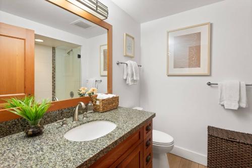 ein Badezimmer mit einem Waschbecken, einem WC und einem Spiegel in der Unterkunft Capitol Peak 3317 in Aspen