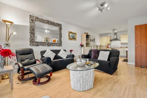 uma sala de estar com um sofá e uma mesa em Boutique Quayside Penthouse em Gateshead