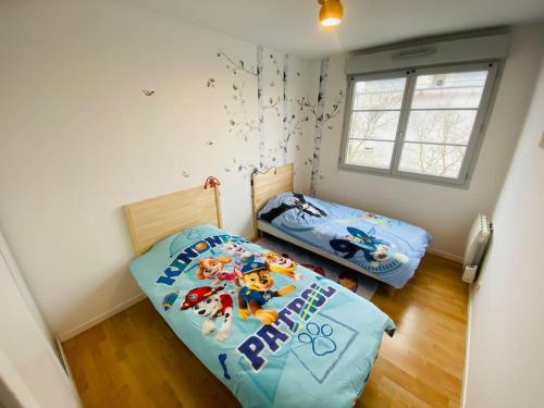 une chambre avec deux lits jumeaux et une fenêtre dans l'établissement Mickey's House Disneyland Paris, à Montévrain