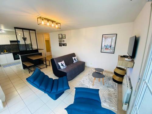 un salon avec un canapé et une table dans l'établissement Mickey's House Disneyland Paris, à Montévrain