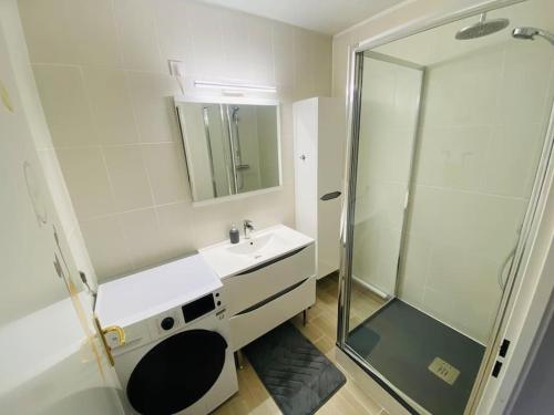 une salle de bain avec un lavabo et une douche en verre dans l'établissement Mickey's House Disneyland Paris, à Montévrain