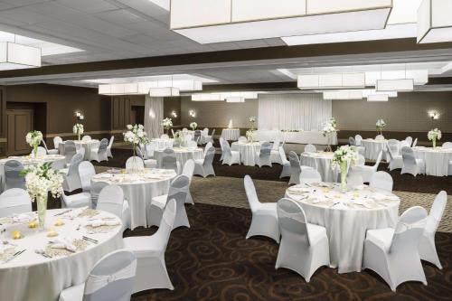 Un restaurante o sitio para comer en Hilton Garden Inn Cocoa Beach-Oceanfront, FL