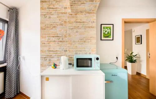 kuchenka mikrofalowa na blacie w pokoju w obiekcie Günstiges grünes Ferienzimmer mit separater moderner Dusche w mieście Lörrach