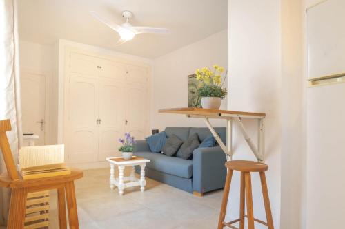 - un salon avec un canapé bleu et une table dans l'établissement Apartamentos Estepona Oldtown l-ll, à Estepona