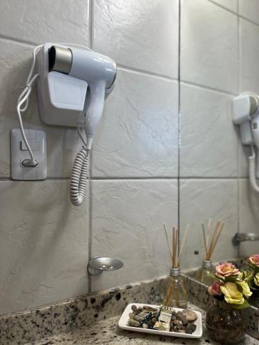una encimera de cocina con un teléfono en la pared en FLAT 508 PARTICULAR - HOTEL, en Natal