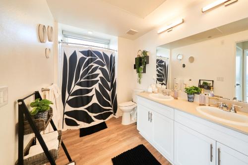 Ένα μπάνιο στο NEW Organic Modern Luxury 1BD/1BA- close to everything!