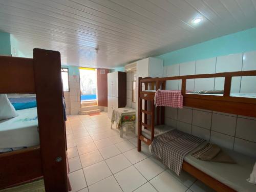 Habitación con 2 literas en una habitación en Aruanda Guest House, en Salvador