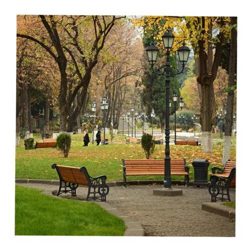 Un parque con bancos, farola y árboles. en Happy Orbeliani, en Tiflis