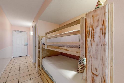 Zimmer mit 2 Etagenbetten und einem Flur in der Unterkunft Pelican Beach Resort 2003 in Destin