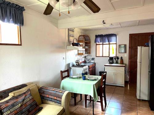une cuisine avec une table et un tissu de table vert dans l'établissement Quizur, Culturita de Paz, à Piedades