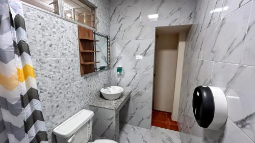 Phòng tắm tại NCGSUITE ATARAZANA - Hermosa Casa muy amplia para ti
