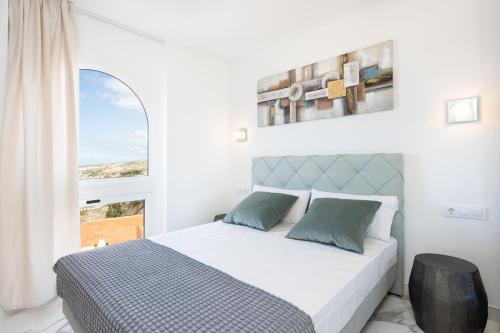 um quarto branco com uma cama e uma janela em Elysium Ocean Villa em Adeje