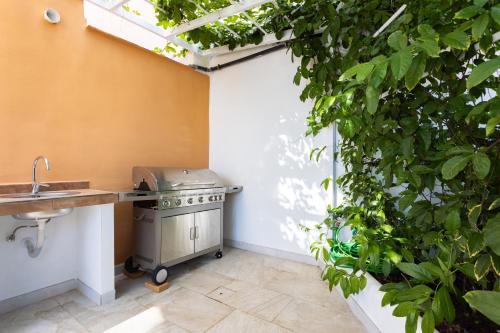 una cucina con lavandino e grill in giardino di Elysium Ocean Villa ad Adeje
