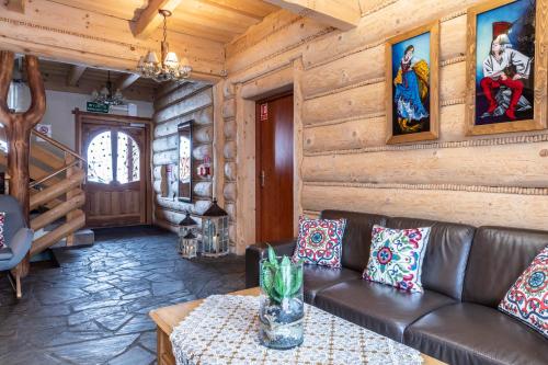 sala de estar con sofá de cuero y mesa en Willa u Jadzi, en Zakopane