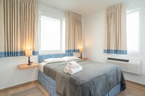 Tempat tidur dalam kamar di Casa Condado Residences & Hotel Rooms