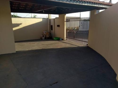 een lege garage met een poort en een oprit bij casa privativa para família com ar condicionado in Olímpia