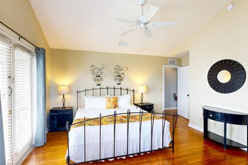 1 dormitorio con 1 cama y ventilador de techo en Casa Havana @ Duval Square R22, en Key West