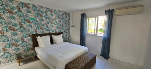una camera da letto con un letto e una finestra di Villa de standing Les Amandiers, vue mer & piscine a Propriano