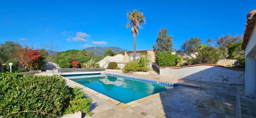 une piscine dans la cour d'une maison dans l'établissement Villa de standing Les Amandiers, vue mer & piscine, à Propriano