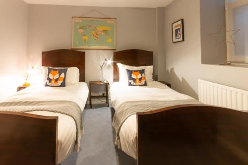 2 camas en una habitación con 2 camas sidx sidx sidx en Victorian Apartment With Sea Views By Adliv Host, en Ramsgate