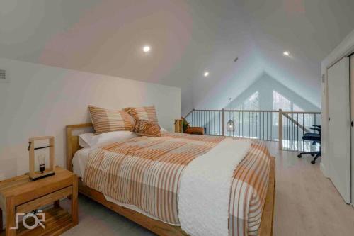 a bedroom with a large bed and a balcony at Villa Scandinave 3 CAC avec 3 SDB privées & SPA in Pont-Rouge